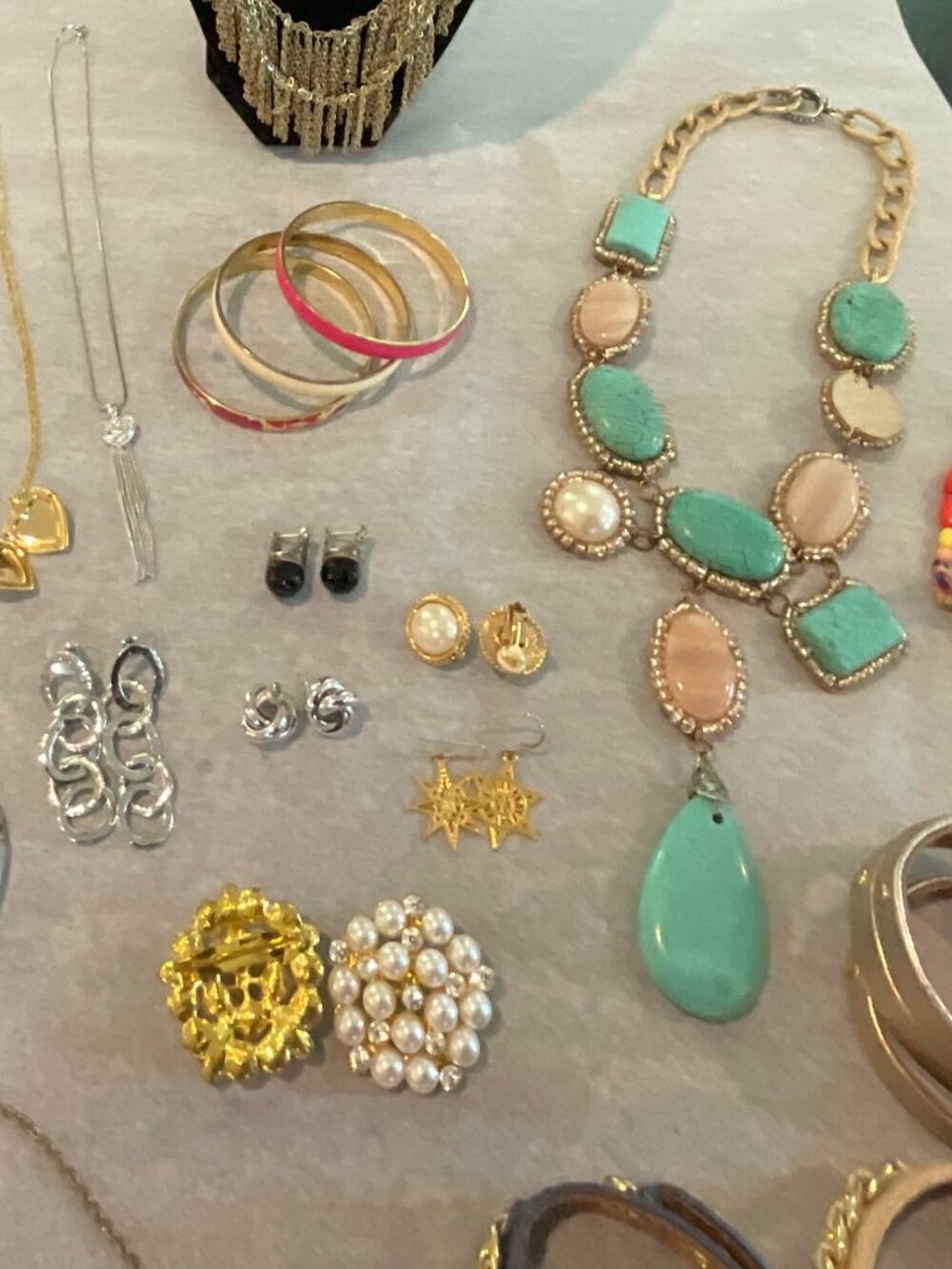 Statement & Vintage Jewelry Lot; Necklaces, Ring, Brooches, Bracelets, Earrings - Picture 4 of 9